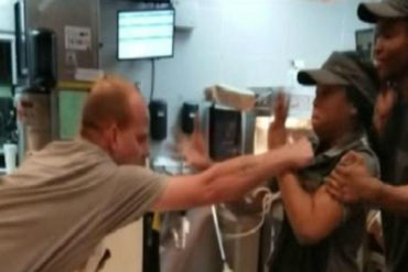 ¡DE LOCOS! Se enfureció porque no le entregaron un pitillo y atacó a empleada de McDonald’s (+Video)