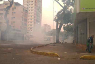 ¡ALERTA! Con lacrimógenas reprimen a manifestantes en la plaza Madariaga de El Paraíso: reportan heridos y detenidos (+Videos)