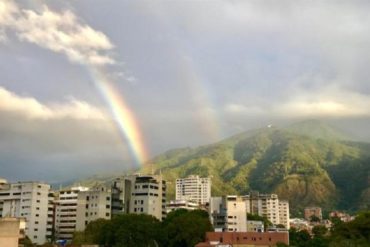 ¡MÍRELO! El arcoíris que iluminó la plaza Juan Pablo II, punto final de la concentración de este  #23Ene (+Fotos)