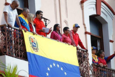 ¡MIRE USTED MISMO! El carómetro de los rojos que “respaldaron” a Maduro en el balcón del pueblo (+Fotos)