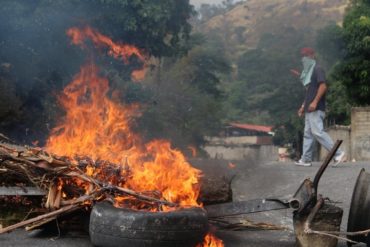 ¡ADVERTENCIA! Denuncian que colectivos se enfrentan a los vecinos que protestan en Cotiza en respaldo a la sublevación militar