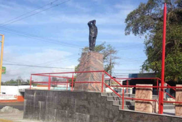 ¡SEPA! La parte superior de la estatua de Chávez fue colgada en la Pasarela de Puente Caroní (+Foto)