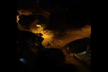 ¡MUY GRAVE! Denuncian que colectivos llegaron disparando a la Av. Andrés Bello para dispersar protesta (en la avenida Baralt lanzaron cohetes) (Fotos+Videos)