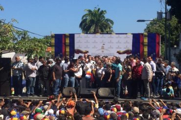 ¡CON GRAN EMOCIÓN! Así recibieron a Guaidó en Vargas tras ser liberado de breve secuestro del Sebin (+Video)