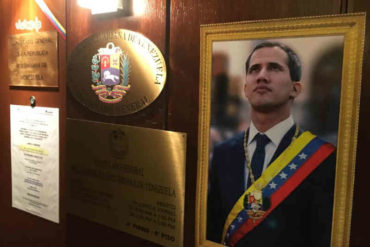 ¡EL SHOW DEL DÍA! Exalcalde chavista Giancarlo Di Martino quemó imágenes de Guaidó que aparecieron en consulado de Italia (+Video + qué picado)