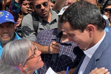 ¡EMOCIONANTE! El conmovedor encuentro de Guaidó con su madre en la Plaza Alfredo Sadel (+Video)