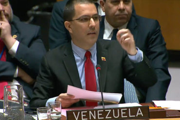 ¡SE MOLESTÓ! Arreaza responde a las restricciones de EE.UU contra Moncada: Venezuela se irá el 27 de abril por decisión propia