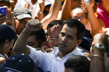 ¡NO ESTÁ SOLO! Así recibieron a Guaidó los caraqueños este #16Ene en el Cabildo Abierto (+Video)