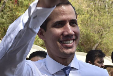 ¡DIGNO DE VER! El lindo gesto de Guaidó con los vecinos que le advirtieron de la presencia de las FAES en su residencia (+Video)