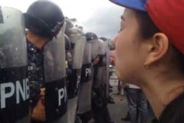 ¡CONMOVEDOR! El desgarrador mensaje de una venezolana a piquete de la PNB que impiden el paso a marchantes (+Video)