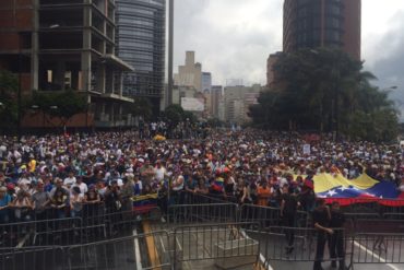 ¡MASIVA ASISTENCIA! Así se encuentra la tarima en el punto final de la concentración en Caracas este #23Ene (+Fotos+Video impresionante)