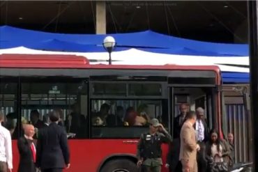 ¡SÉPALO! En Metrobús, así llegaron integrantes de la directiva del PSUV y constituyentes a la juramentación de Maduro (+Video)