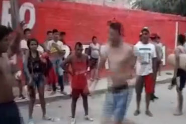 ¡QUÉ PENA! Venezolanos protagonizaron pelea callejera en Perú durante fiesta fin de año (+Video)