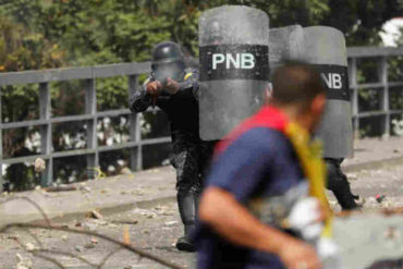 ¡EL ROSTRO DE LA REPRESIÓN! Cobarde: Funcionario de la PNB dispara balas de goma a protestantes este #23Ene (+Foto)