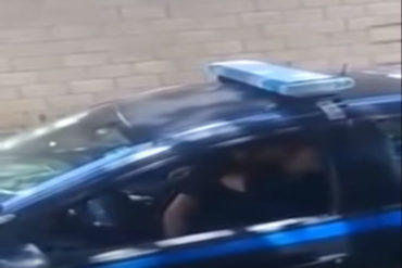 ¡QUÉ FUERTE! Captaron a 2 policías manoseándose en su patrulla (+Video hot)