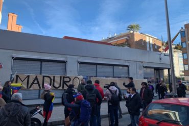 ¡RECHAZO TOTAL! Venezolanos en España protestan frente al consulado en contra de juramentación de Maduro (+Videos)