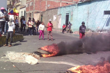 ¡ÚLTIMA HORA! Herido reportero de VPI con pedrada en la cabeza durante protesta en Los Mecedores