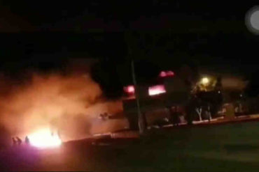 ¡VIOLENTOS! Manifestantes incendiaron módulo policial en Puerto Cabello la noche de este #22Ene (+Videos)