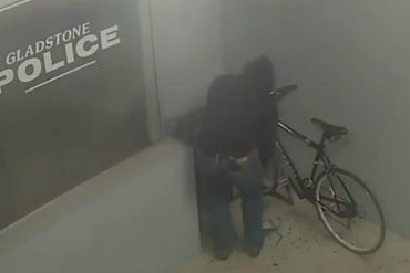 ¡MALA IDEA! Lo atraparon al intentar robarse una bicicleta en estación policial de Estados Unidos (+Video)