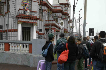 ¡LE CONTAMOS! Venezolanos en Perú exigen frente a la embajada el desalojo del personal (+Video)