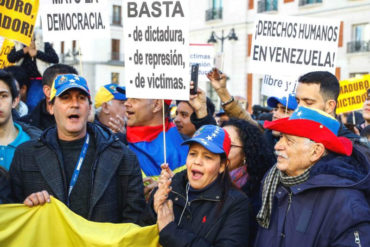 ¡NO GUSTARÁ A NICO! «Maduro usurpador» y «Guaidó presidente»: Lo que gritaron venezolanos en Madrid durante protesta (+Fotos y Video)