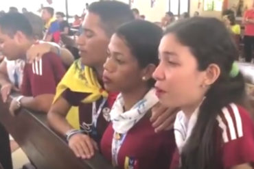 ¡CONMOVEDOR! Venezolanos en Panamá oraron entre lágrimas por nuestro país durante misa por llegada del Papa Francisco (+Video)