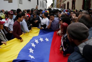 ¡ESPERANZADOS! Cientos de venezolanos se apostaron en las afueras de la Cancillería de Colombia para recibir a Guaidó: «Libertad, queremos regresar» (+Video+Fotos)