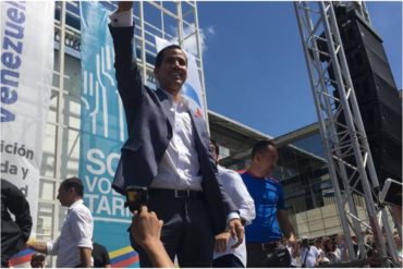 ¡NOBLE GESTO! Guaidó se acercó a saludar a los voluntarios que no  lograron entrar a la sede de El Nacional (El lugar quedó abarrotado) (+Video)