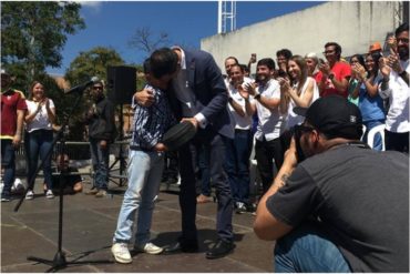 ¡HERMOSO GESTO! Guaidó regaló un violín a un niño que cantó en la juramentación de voluntarios este #16Feb (+Video)