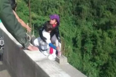 ¡HORROR EN COLOMBIA! Mujer se lanzó de un puente con su hijo de 10 años (+Video estremecedor)