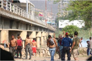 ¡LAMENTABLE! Represión en puente internacional Simón Bolívar deja varios heridos (+Fotos +Videos)