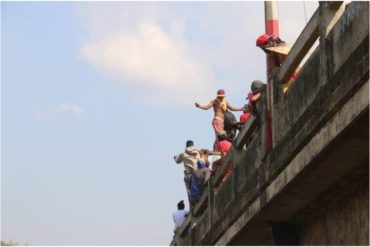 ¡VEA! Hallaron 2 cadáveres tras una intensa balacera cerca del Puente Simón Bolívar (Video)