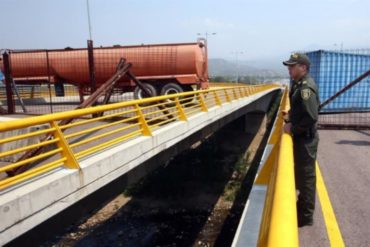 ¡MENOS PALABRAS! “Queremos paz”: El mensaje de los militares que impiden el paso de la ayuda humanitaria en Tienditas (+Foto) (Lo escribieron en los contenedores)