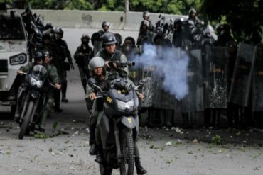 ¡MÁS VIOLENCIA! Funcionarios del régimen reprimieron con gas pimienta y bombas lacrimógenas a manifestantes en Caracas este #23Feb