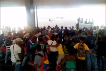 ¡VANDALISMO! Estudiantes de Universidad de Higuerote saquearon venta de alimentos: Dicen que estaban «cansados» de la espera (+Video)