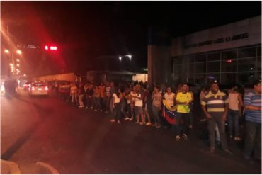 ¡ADMIRABLE! Habitantes de Cojedes esperan en las calles la caravana de diputados que van a la frontera en busca de la ayuda humanitaria (+Video +Foto)