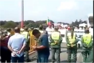 ¡VALIENTES! Venezolanos en el puente Simón Bolívar piden a las FANB que permitan el ingreso de la ayuda humanitaria (+Video)