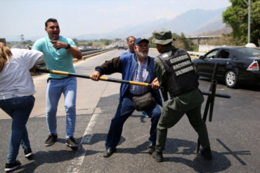 ¡URGENTE! Diputado Arnoldo Benítez forcejea con funcionarios de la GNB que impiden el paso de la caravana