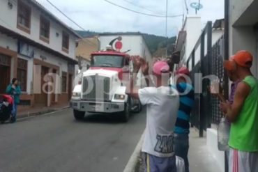 ¡EMOCIONANTE! Entre aplausos los colombianos celebraron el paso de la ayuda humanitaria para Venezuela (+Video)