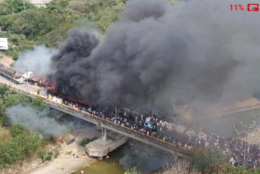 ¡CRUELDAD ABSOLUTA! La peor foto que dejó este #23Feb: Camiones con ayuda humanitaria quemados por el régimen