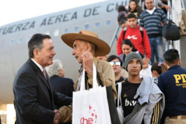 ¡LE CONTAMOS! Llega a Santiago un centenar de chilenos que pidieron abandonar Venezuela