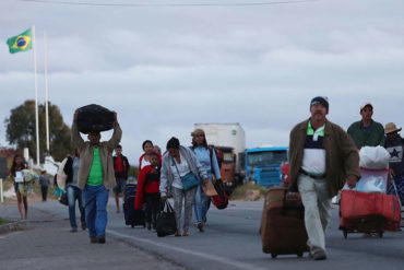 ¡TERRIBLE! Residentes de Paracaima protestaron contra la masiva llegada de migrantes a Brasil: “Fuera los venezolanos”