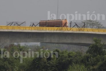 ¡LO ÚLTIMO! Camión cisterna bloquea paso hacia Venezuela en el puente de Las Tienditas