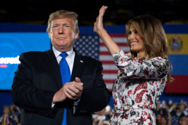 ¡LE MOSTRAMOS! Donald Trump y Melania impactaron con su última foto oficial de Navidad como pareja presidencial en la Casa Blanca (+Detalles)