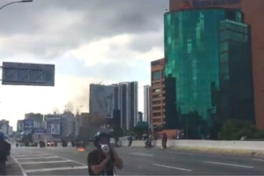 ¡LO ÚLTIMO! Reportan represión de la GNB a manifestantes que trancaban la Francisco Fajardo (+Video)