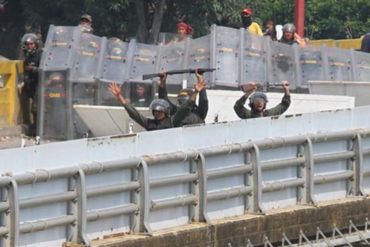 ¡EMOTIVO! El momento en el que 3 GNB deponen sus armas y se ponen del lado del pueblo y la Constitución (+Video)