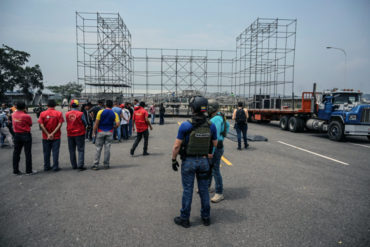 ¡TRISTE SHOW! Así va la instalación de la tarima del concierto chavista en el puente Tienditas (+Fotos +Video)