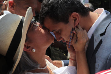 ¡TE AGUARÁ EL GUARAPO! La tierna foto del beso de la madre de Guaidó a su hijo minutos antes de su discurso #2Feb