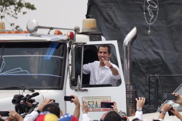 ¡ATENTOS! Se movilizan camiones con ayuda humanitaria rumbo a los puntos fronterizos: Guaidó encabeza caravana (+Videos)