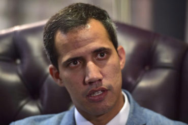 ¡SIGUEN EL GUION ROJO! 2 periodistas estadounidenses afirman que Guaidó fue «fabricado» por EEUU hace más de una década y lo llaman «golpista» (+Video)